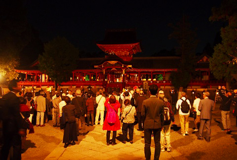 ライトアップされた石清水八幡宮本殿